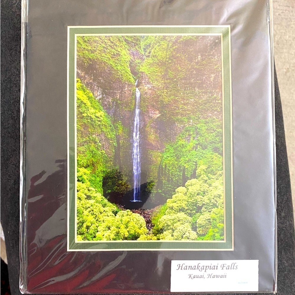 Kerry Oda Photography Hanakapiai Falls
Kauki  Нашаїї G180 signed numbered